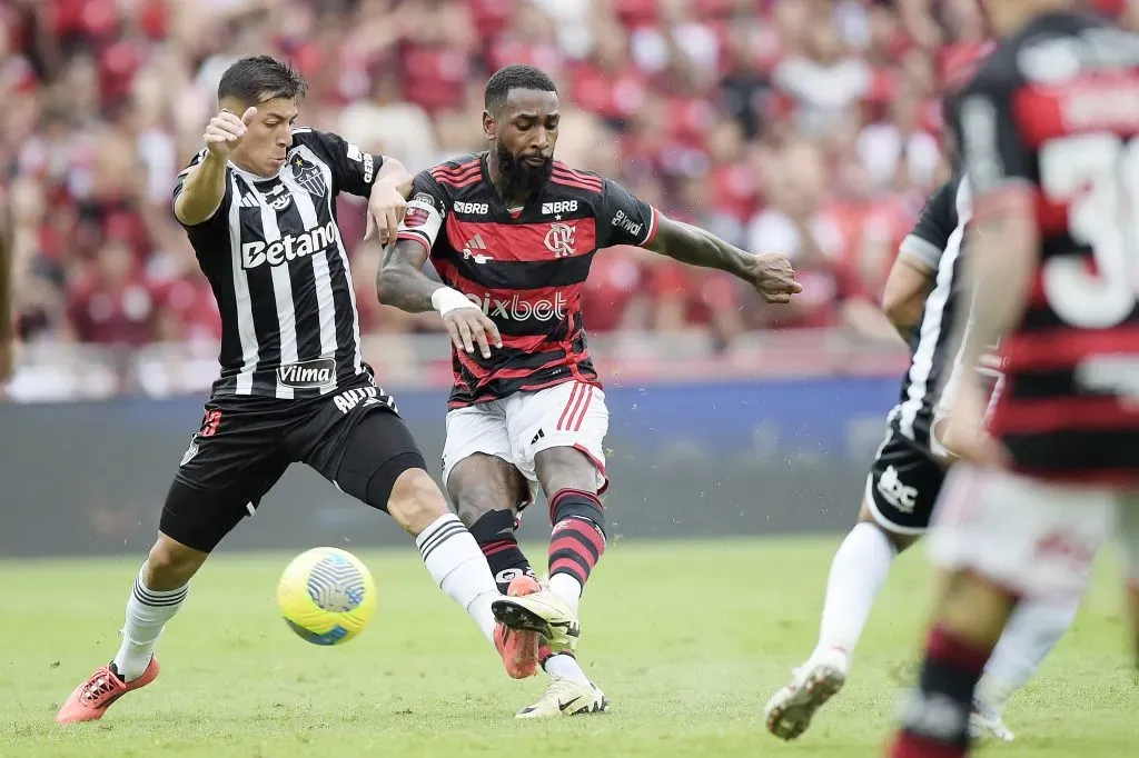 RJ – RIO DE JANEIRO – 03/11/2024 – COPA DO BRASIL 2024, FLAMENGO X ATLETICO-MG – Gerson jogador do Flamengo disputa lance com Alan Franco jogador do Atletico-MG durante partida no estadio Maracana pelo campeonato Copa Do Brasil 2024. Foto: Alexandre Loureiro/AGIF