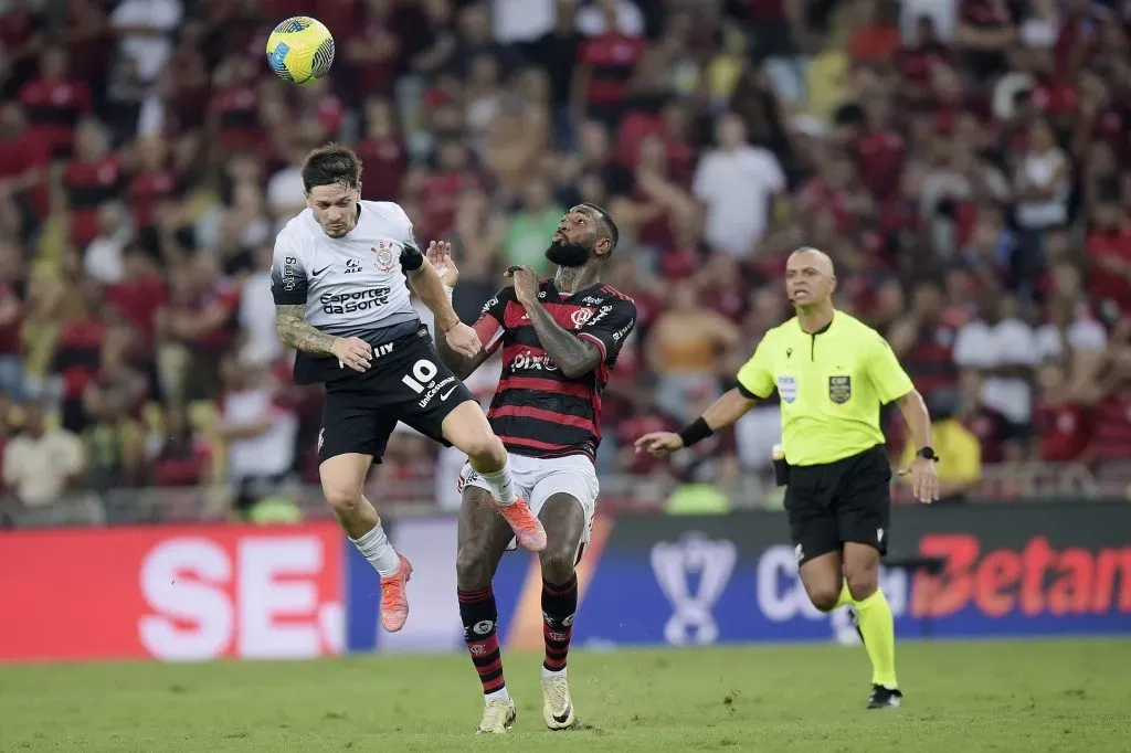 RJ – RIO DE JANEIRO – 02/10/2024 – COPA DO BRASIL 2024, FLAMENGO X CORINTHIANS – Gerson jogador do Flamengo disputa lance com Romero jogador do Corinthians durante partida no estadio Maracana pelo campeonato Copa Do Brasil 2024. Foto: Alexandre Loureiro/AGIF