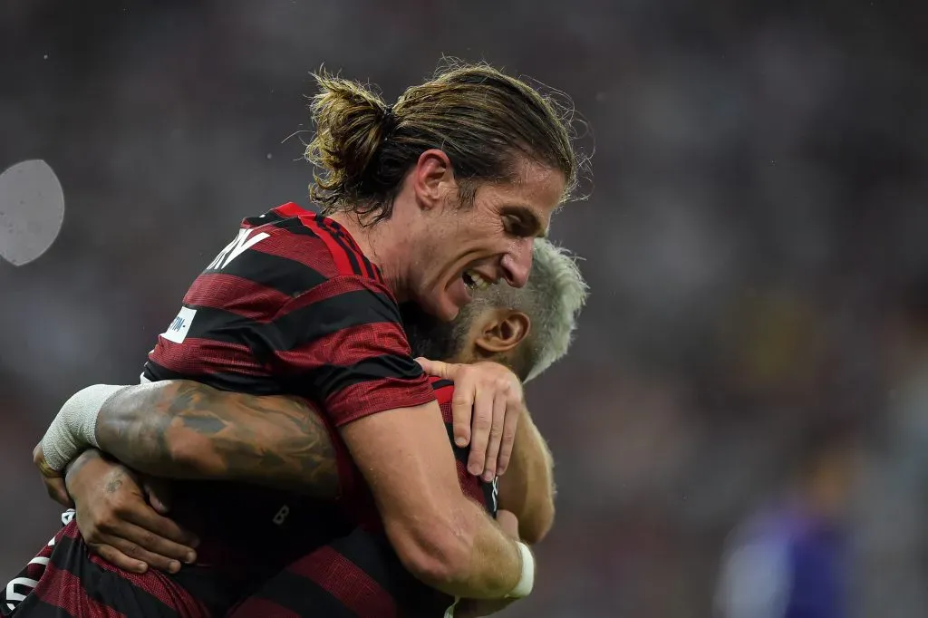 RJ – Rio de Janeiro – 12/02/2020 – carioca 2020, Fluminense x Flamengo -Filipe Luis , então jogador do Flamengo, comemorando seu gol com o jogador Gabigol durante partida contra o Fluminense no Maracanã pelo campeonato Carioca 2020. Foto: Thiago Ribeiro/AGIF