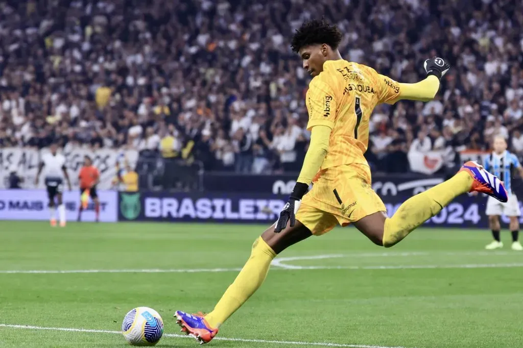 Hugo Souza goleiro do Corinthians durante partida contra o Grêmio na Arena Corinthians pelo campeonato Brasileiro A 2024. Foto: Marcello Zambrana/AGIF