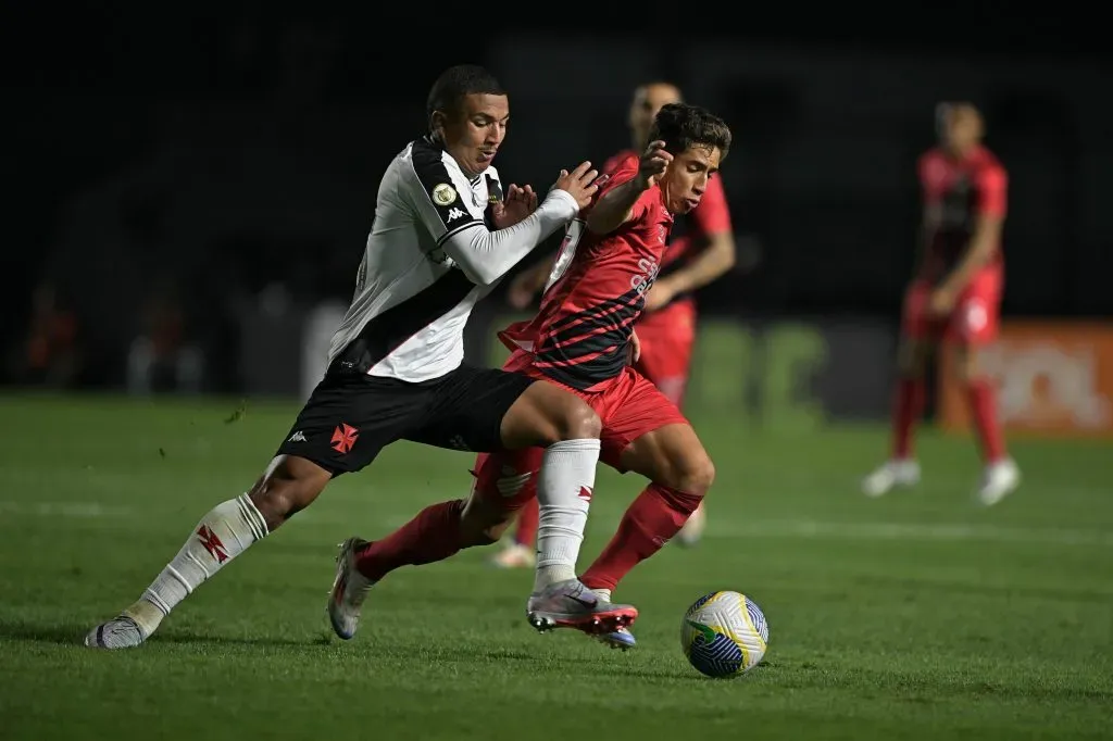 Mateus Cocão, volante do Vasco, em partida contra o Athletico, pelo Brasileirão Betano. Foto: Jorge Rodrigues/AGIF