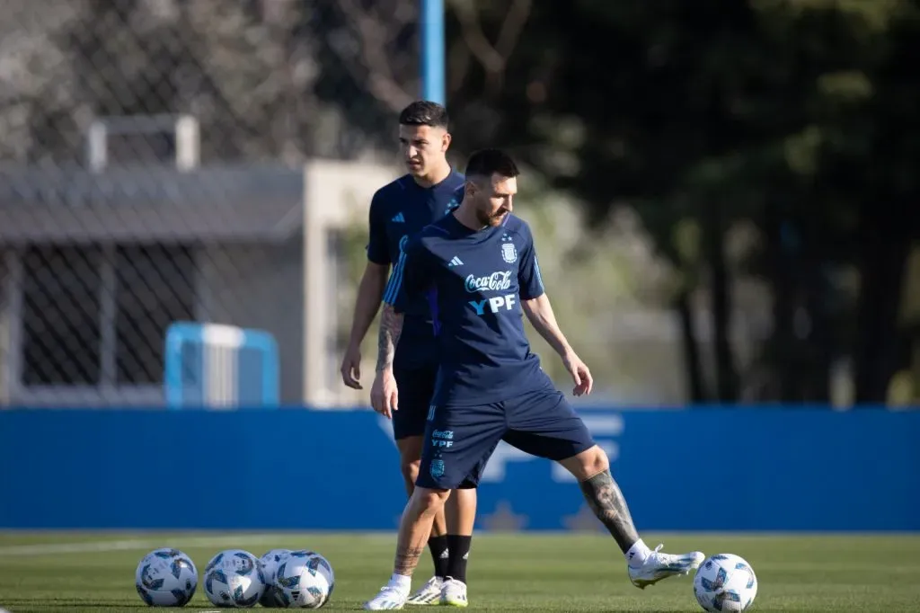 Lionel Messi trabajó a la par de sus compañeros durante el entrenamiento de lunes con la Selección