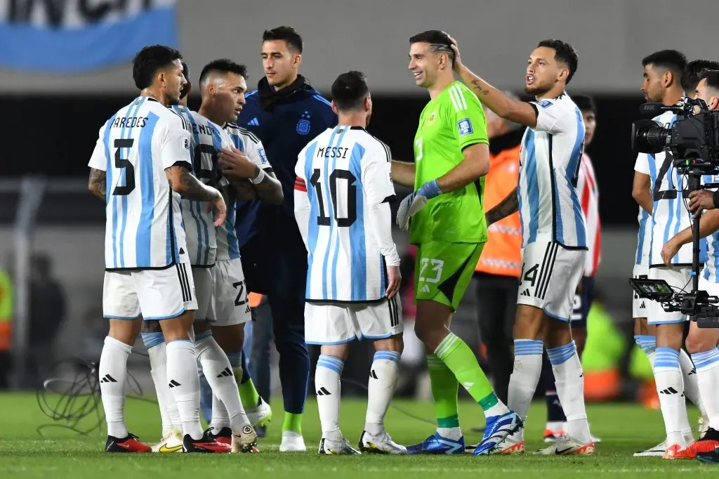 Emiliano Martínez recibe la felicitación de sus compañeros por el récord.