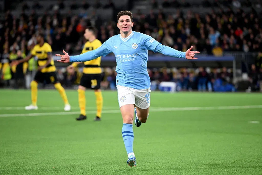 Julián Álvarez celebrando un gol con Manchester City. (Getty Images)