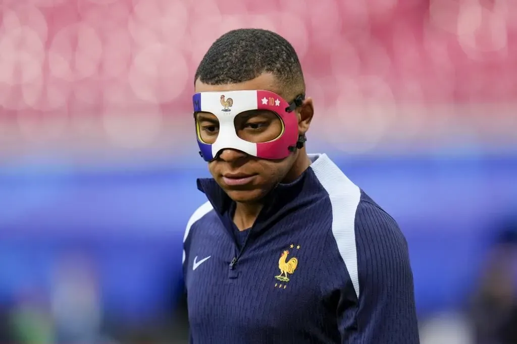 Mbappé entrenó este jueves con su nueva máscara de protección.