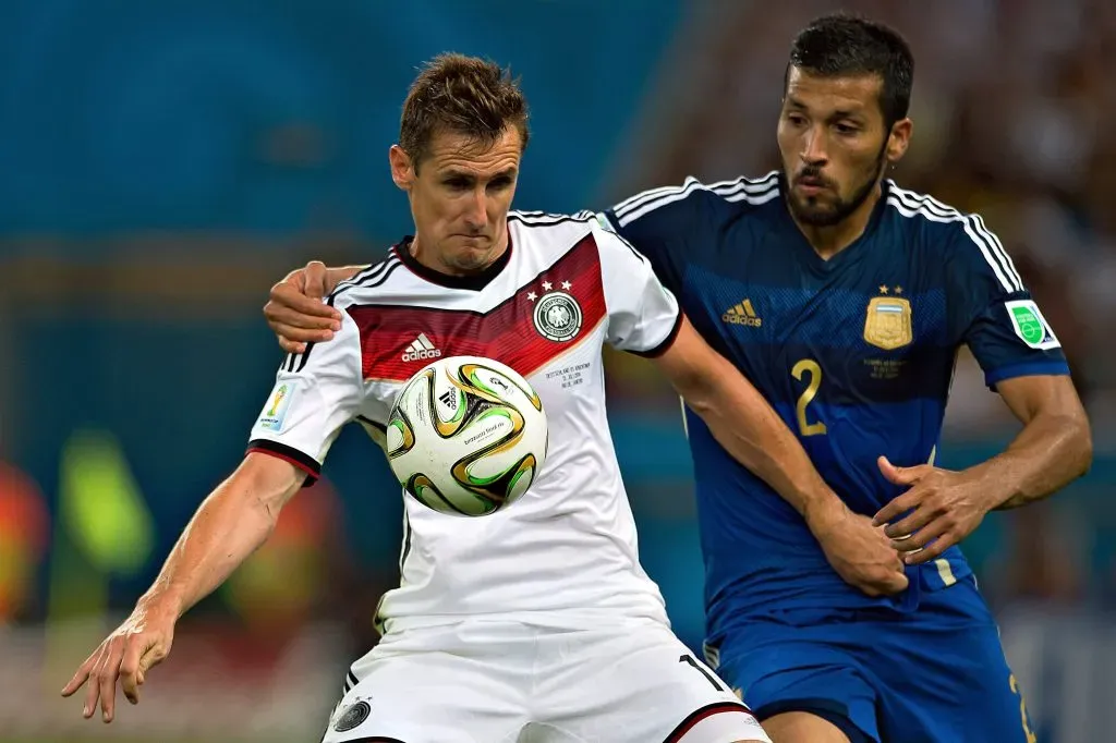 Garay marca a Klose en la final de Brasil 2014. (Foto: IMAGO).