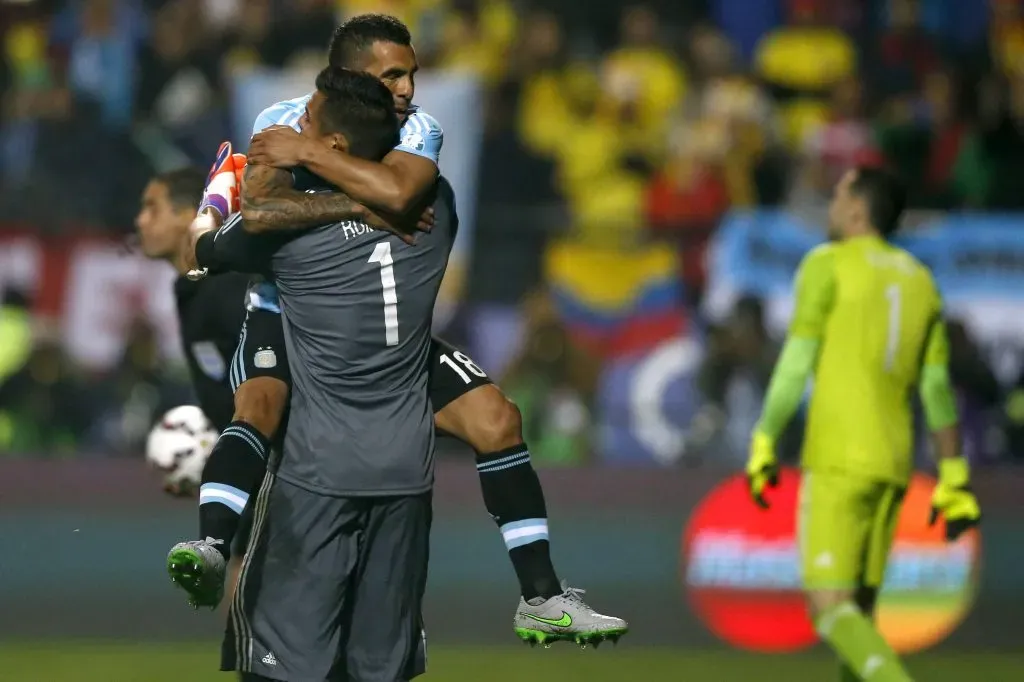 Tevez se abraza con Romero tras eliminar a Colombia. (Foto: IMAGO)