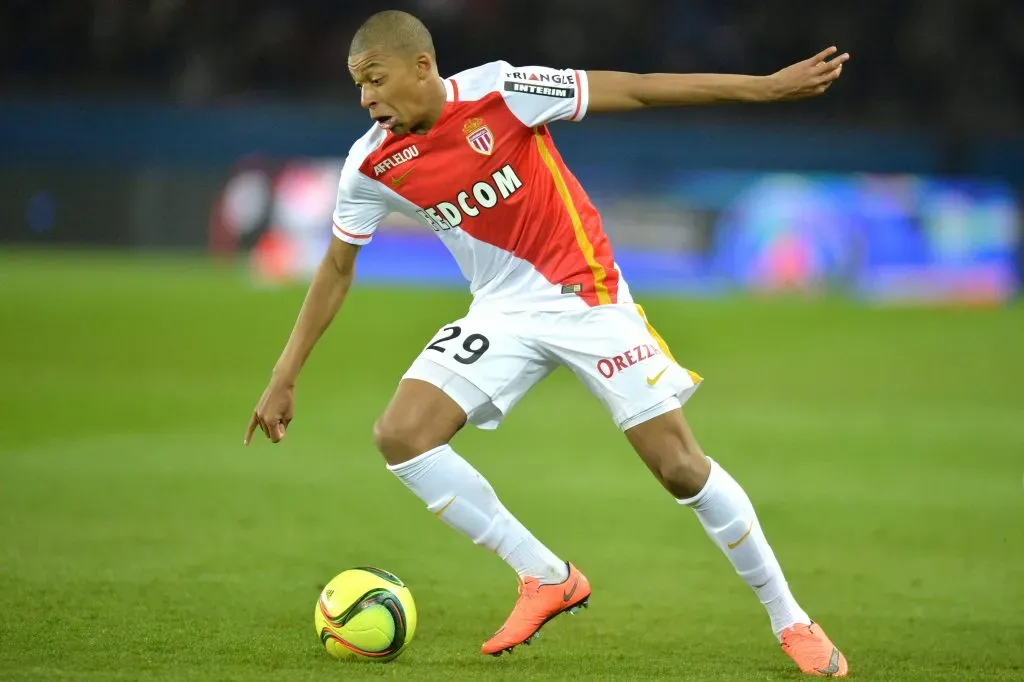 Kylian Mbappé con la camiseta de Mónaco.