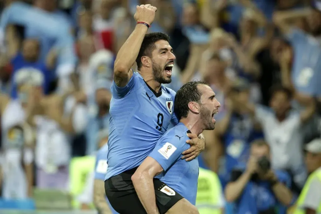 Diego Godín y Luis Suárez jugando para la Selección de Uruguay.