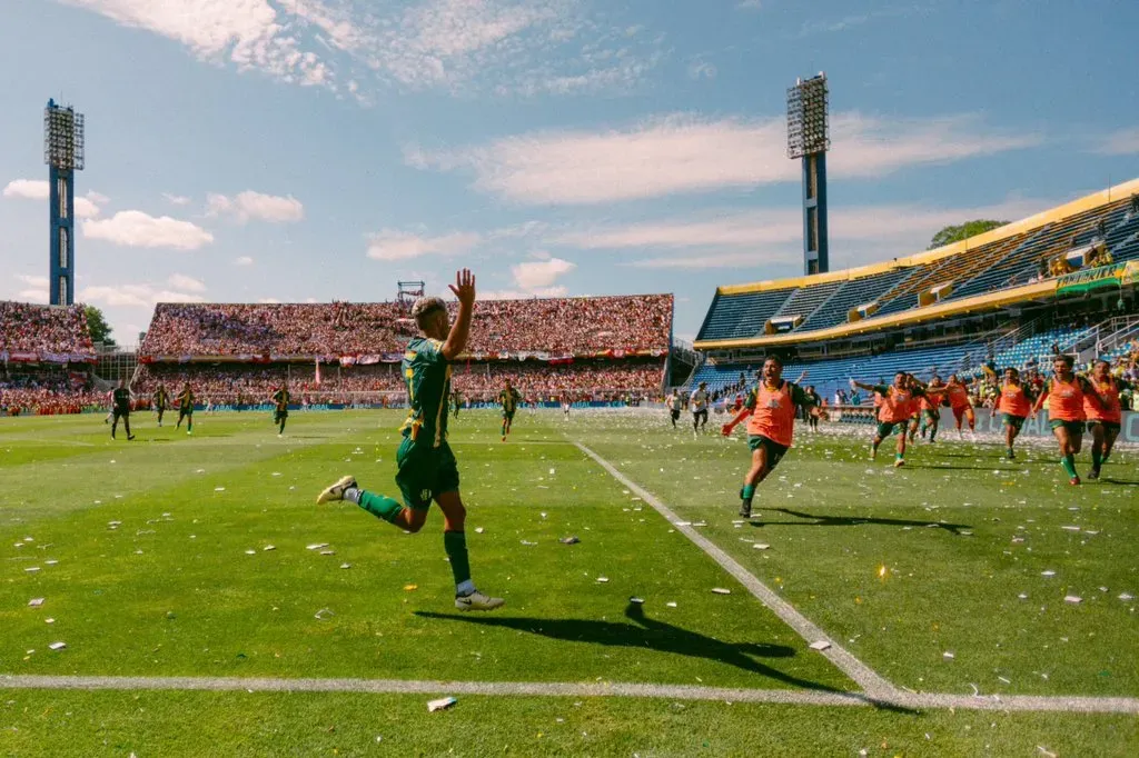 Torres celebra su golazo ante San Martín de Tucumán.