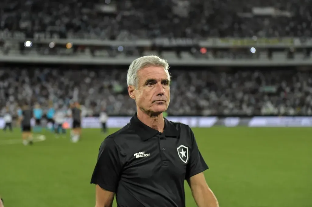 RJ – RIO DE JANEIRO – 28/05/2023 – BRASILEIRO A 2023, BOTAFOGO X AMERICA-MG – Luis Castro tecnico do Botafogo durante partida contra o America-MG no estadio Engenhao pelo campeonato BRASILEIRO A 2023. Foto: Thiago Ribeiro/AGIF