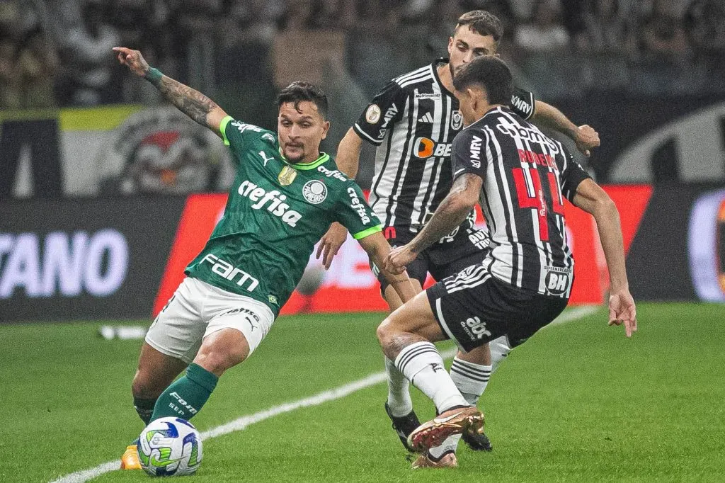 Artur em ação na partida contra o Atlético-MG, pelo Brasileirão.