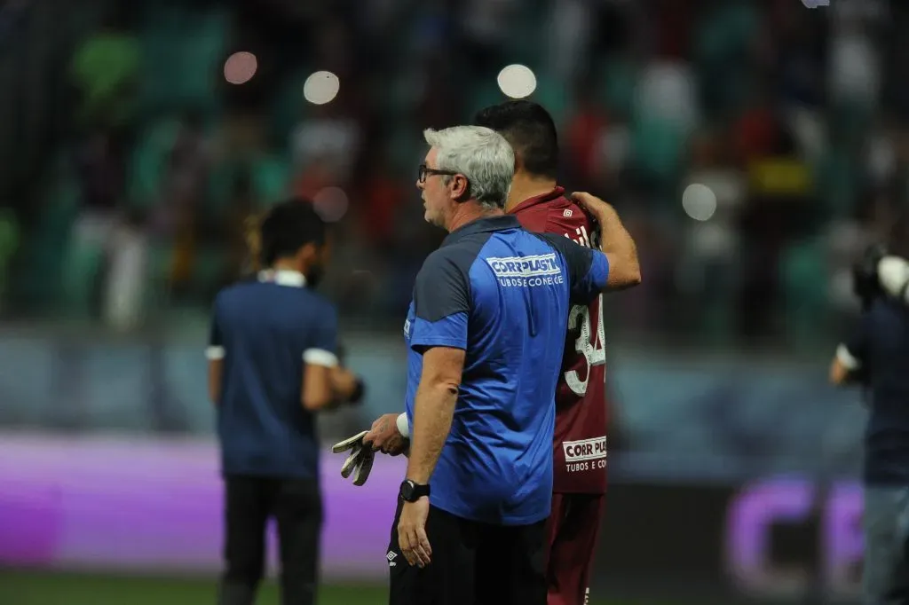 Odair Hellmann consolando João Paulo após a eliminação para o Bahia.