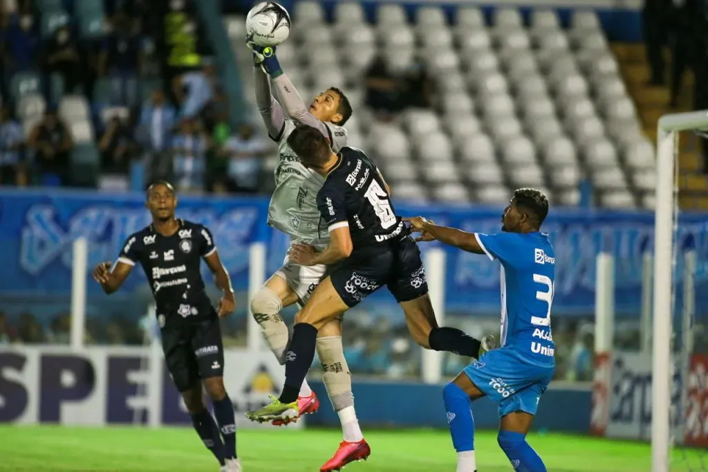 Foto: Fernando Torres/AGIF -Vinicius, goleiro do Remo durante partida contra o Paysandu no Estádio Curuzu pelo campeonato Paraense 2022, contra o Paysandu.