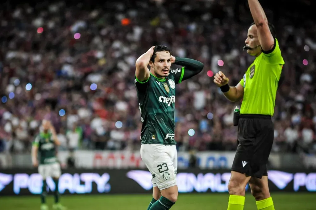 Foto: Kely Pereira/AGIF – Raphael Veiga pode deixar o Palmeiras