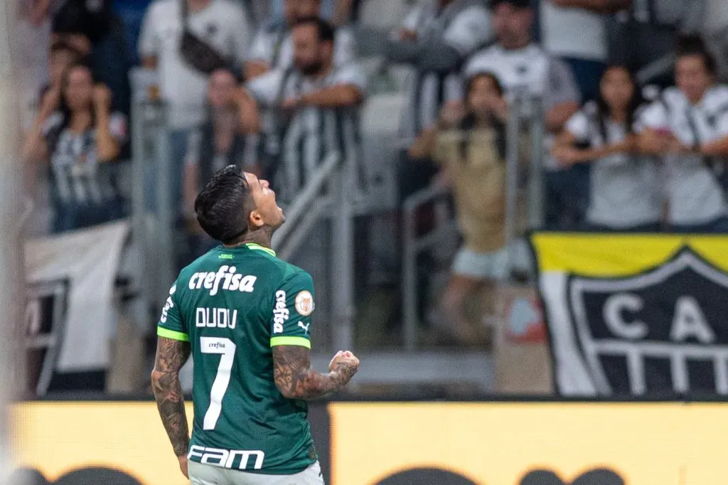 MG – BELO HORIZONTE – 28/05/2023 – BRASILEIRO A 2023, ATLETICO-MG X PALMEIRAS – Dudu jogador do Palmeiras comemora seu gol durante partida contra o Atletico-MG no estadio Mineirao pelo campeonato BRASILEIRO A 2023. Foto: Alessandra Torres/AGIF