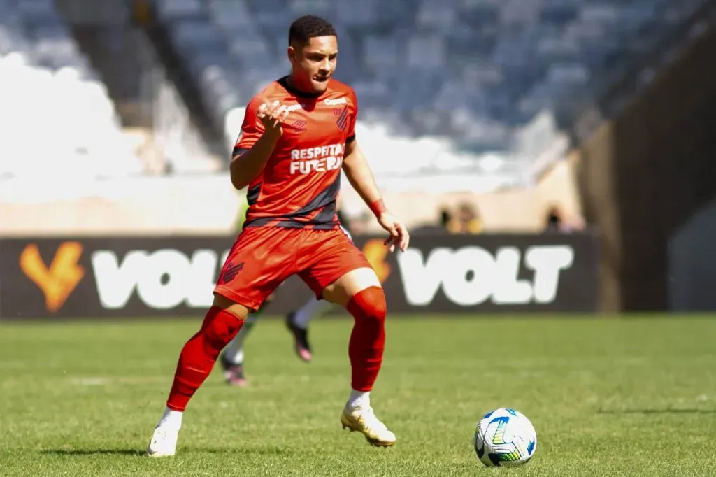 Foto: Fernando Moreno/AGIF – Vitor Roque ainda pertence ao Athletico-PR