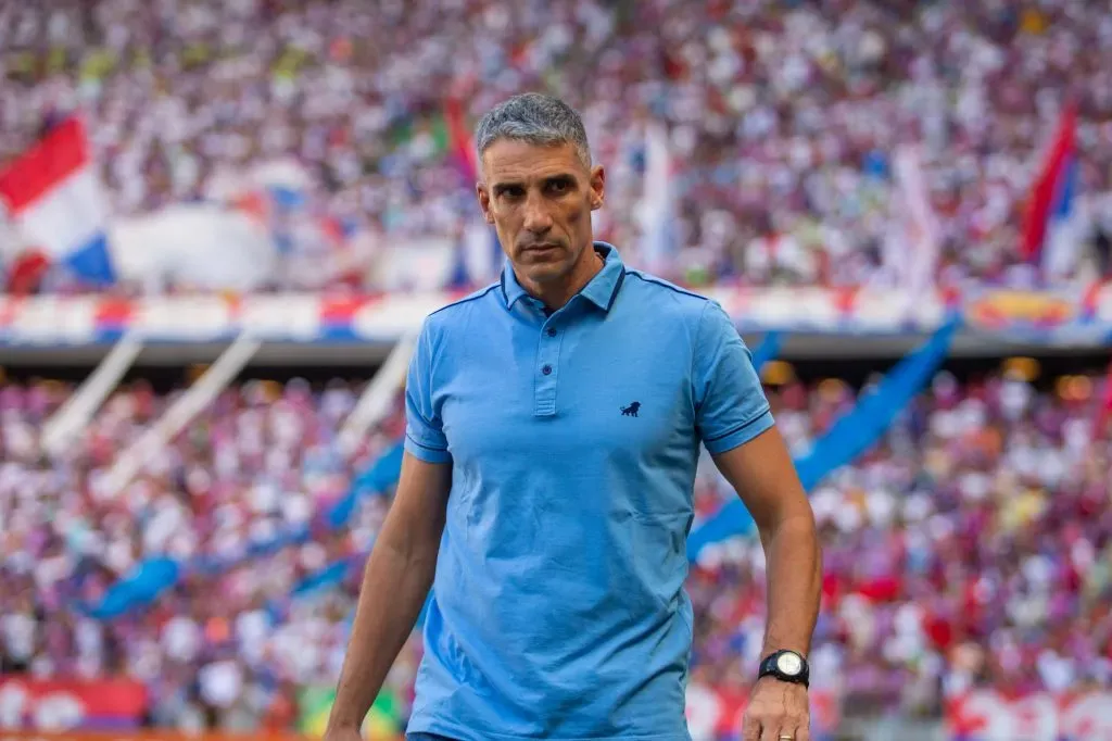 Vojvoda, técnico do Fortaleza, durante partida contra o Bahia no Castelão pelo Brasileirão 2023. Foto: Lucas Emanuel/AGIF