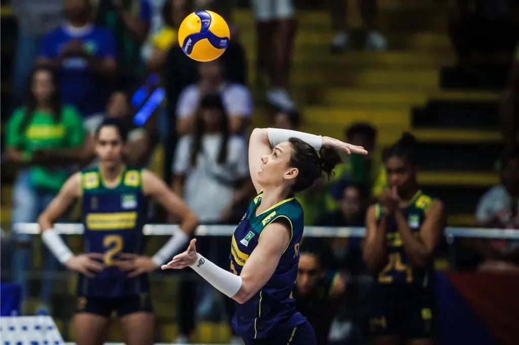 A levantadora Roberta sacando contra os EUA. Foto: FIVB