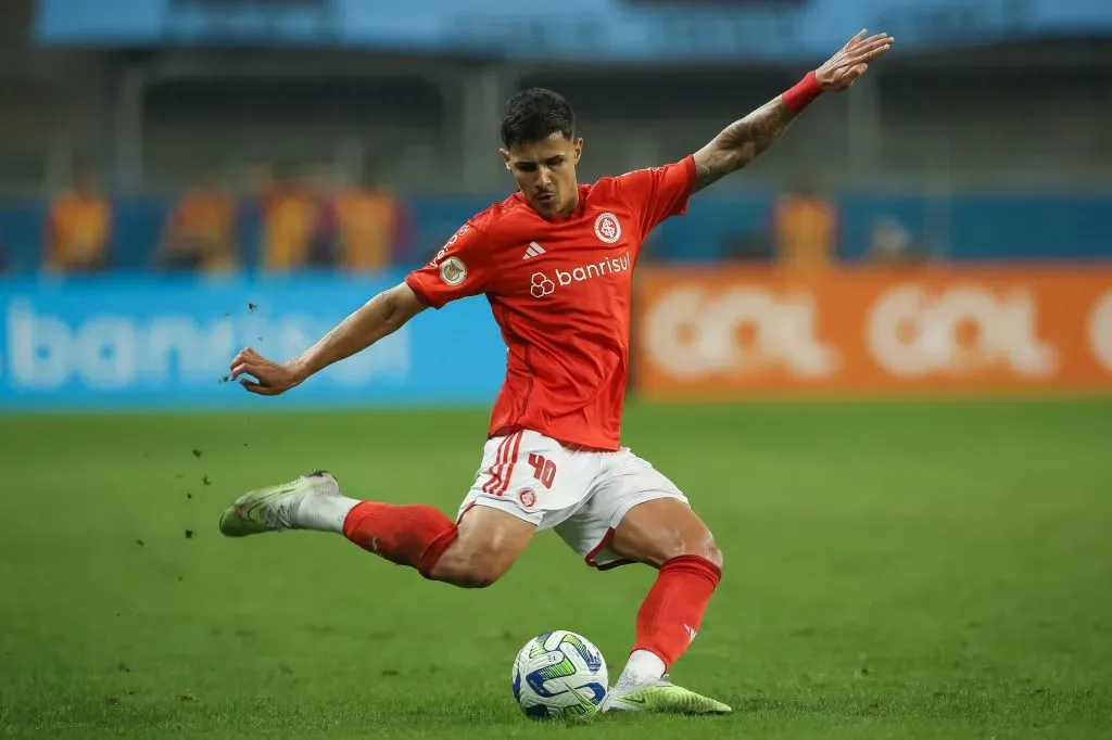 Pedro H. Tesch/AGIF – Rômulo virou uma espécie de coringa no elenco de Mano Menezes