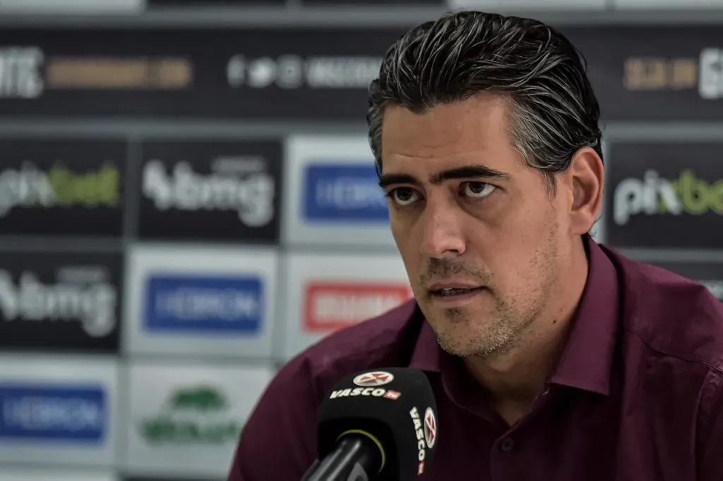 RJ – RIO DE JANEIRO – 05/04/2023 – VASCO, APRESENTACAO RWAN CRUZ – O dirigente Paulo Bracks fala aos jornalistas durante apresentacao oficial de [TAG2] como jogador do Vasco em coletiva de imprensa realizada no CT Moacyr Barbosa. Foto: Thiago Ribeiro/AGIF