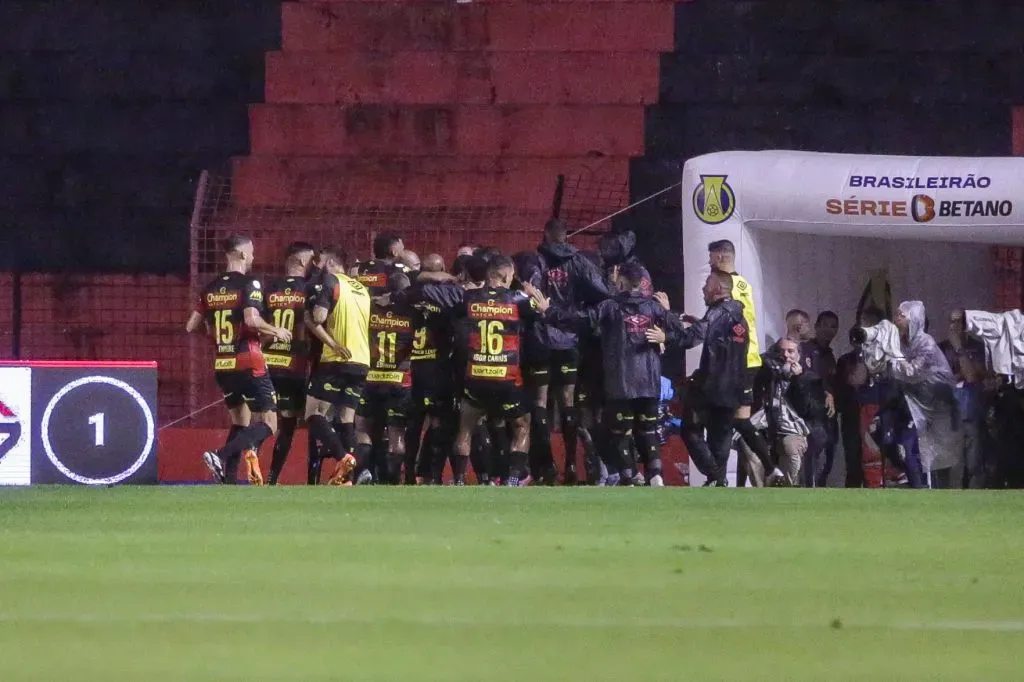 PE – RECIFE – 22/06/2023 – BRASILEIRO B 2023, SPORT X JUVENTUDE – Luciano Juba jogador do Sport comemora seu gol durante partida contra o Juventude no estadio Ilha do Retiro pelo campeonato BRASILEIRO B 2023. Foto: Rafael Vieira/AGIF