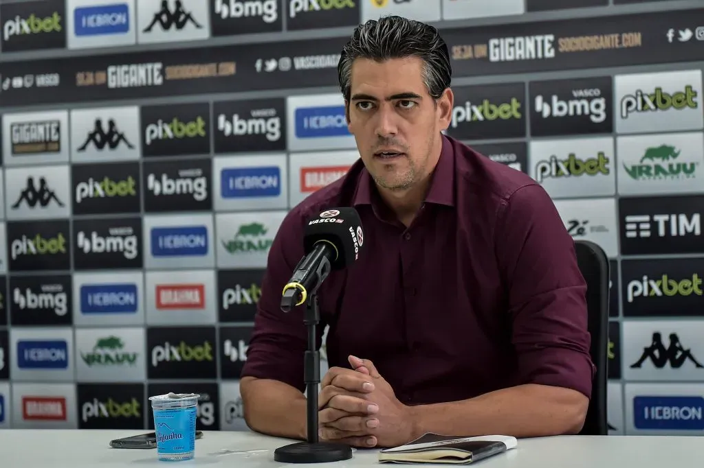 O dirigente Paulo Bracks, do Vasco, fala aos jornalistas durante apresentacao oficial de como jogador do Vasco em coletiva de imprensa realizada no CT Moacyr Barbosa. Foto: Thiago Ribeiro/AGIF