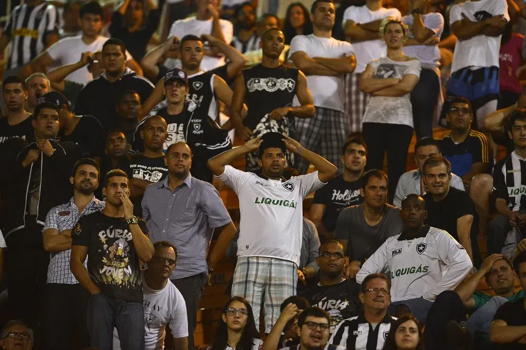 SAO PAULO – SP – 16/10/2014 – COPA DO BRASIL 2014/SANTOS X BOTAFOGO – Torcida do Botafogo durante partida contra o Santos pela Copa do Brasil 2014 no estadio do Pacaembu. Foto: Mauro Horita/AGIF