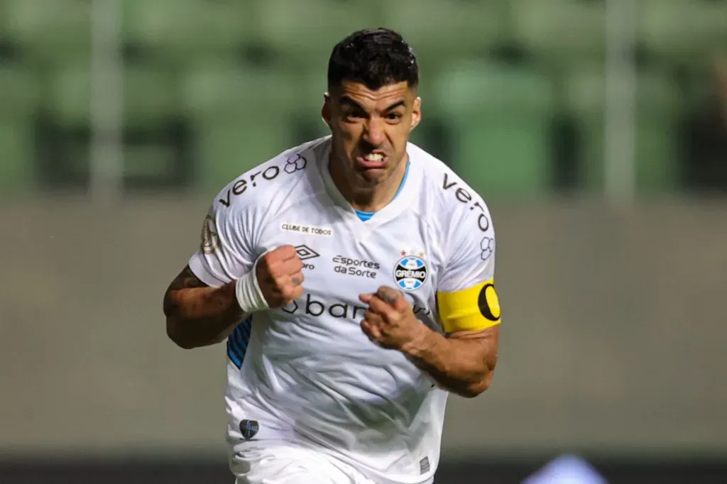 Foto: Gilson Lobo/AGIF – Luis Suarez jogador do Gremio comemora seu gol durante partida contra o America-MG no estadio Independencia pelo campeonato Brasileiro A 2023.