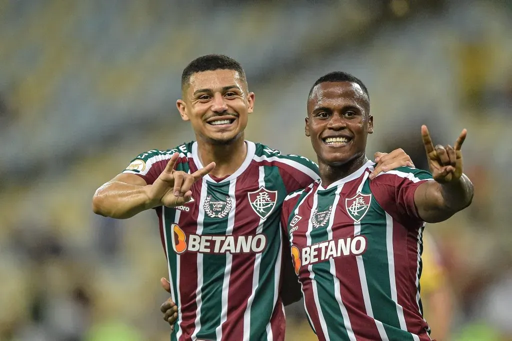 RJ – Rio de Janeiro – 08/06/2022 – BRASILEIRO A 2022, FLUMINENSE X ATLETICO-MG – Jhon Arias jogador do Fluminense comemora seu gol com Andre jogador da sua equipe durante partida contra o Atletico-MG no estadio Maracana pelo campeonato Brasileiro A 2022. Foto: Thiago Ribeiro/AGIF