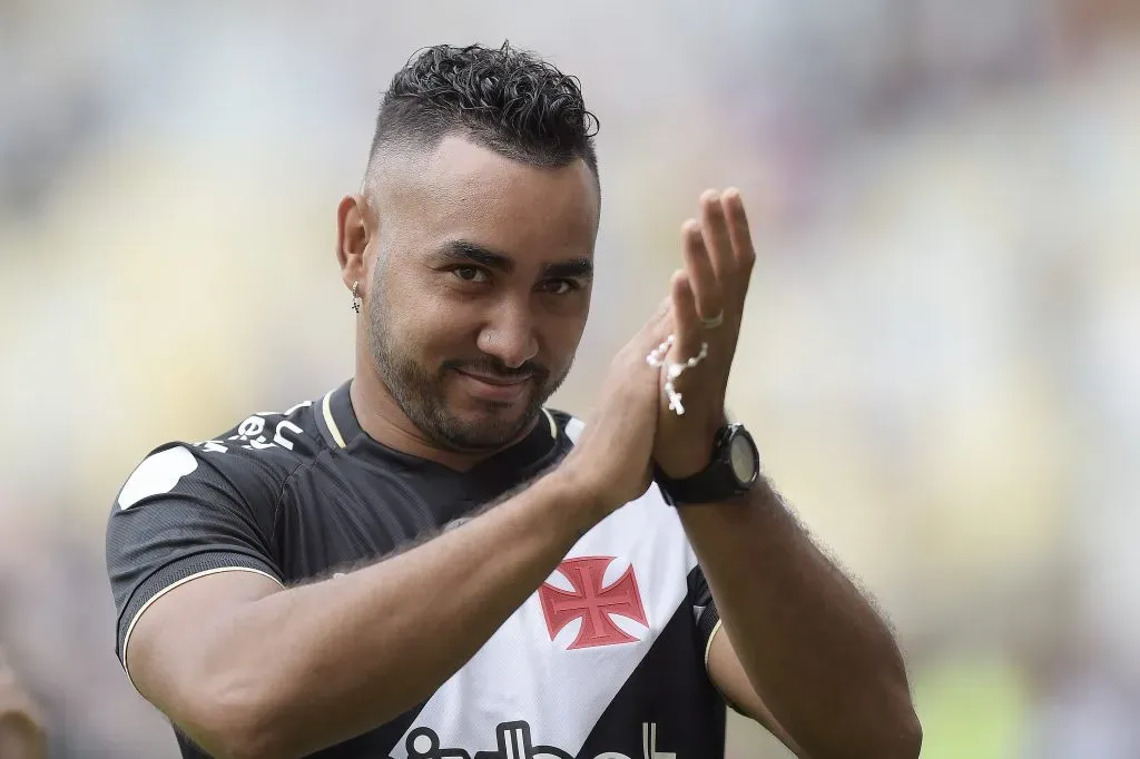 RJ – RIO DE JANEIRO – 20/08/2023 – BRASILEIRO A 2023, VASCO X ATLETICO-MG – Dimitry Payet jogador do Vasco apresentado a torcida antes da partida contra o Atletico-MG no estadio Maracana pelo campeonato Brasileiro A 2023. Foto: Alexandre Loureiro/AGIF