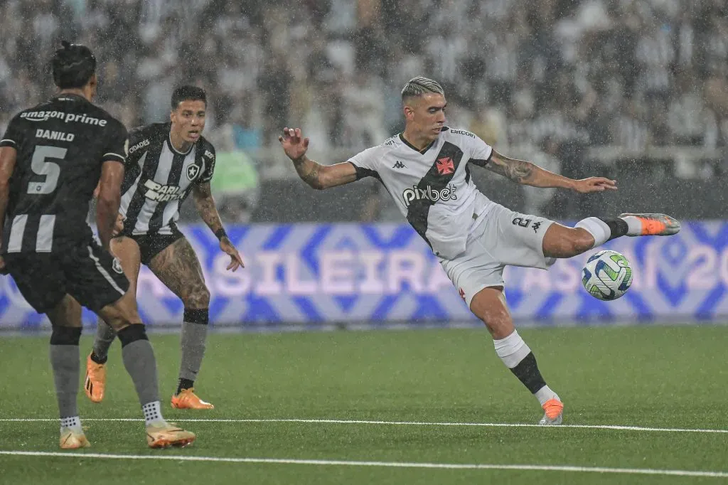 Foto: Thiago Ribeiro/AGIF – Puma Rodriduez jogador do Vasco durante partida contra o Botafogo no estadio Engenhao pelo campeonato Brasileiro A 2023.