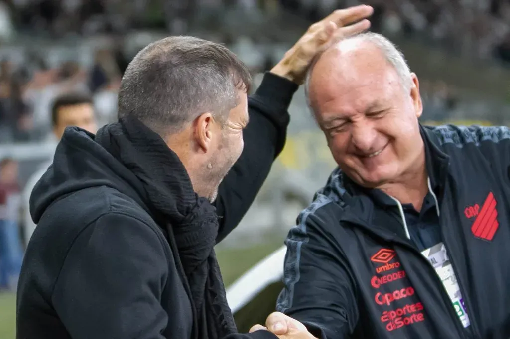 Eduardo Coudet e Felipão no estádio Mineirão pela Libertadores 2023. Foto: Fernando Moreno/AGIF