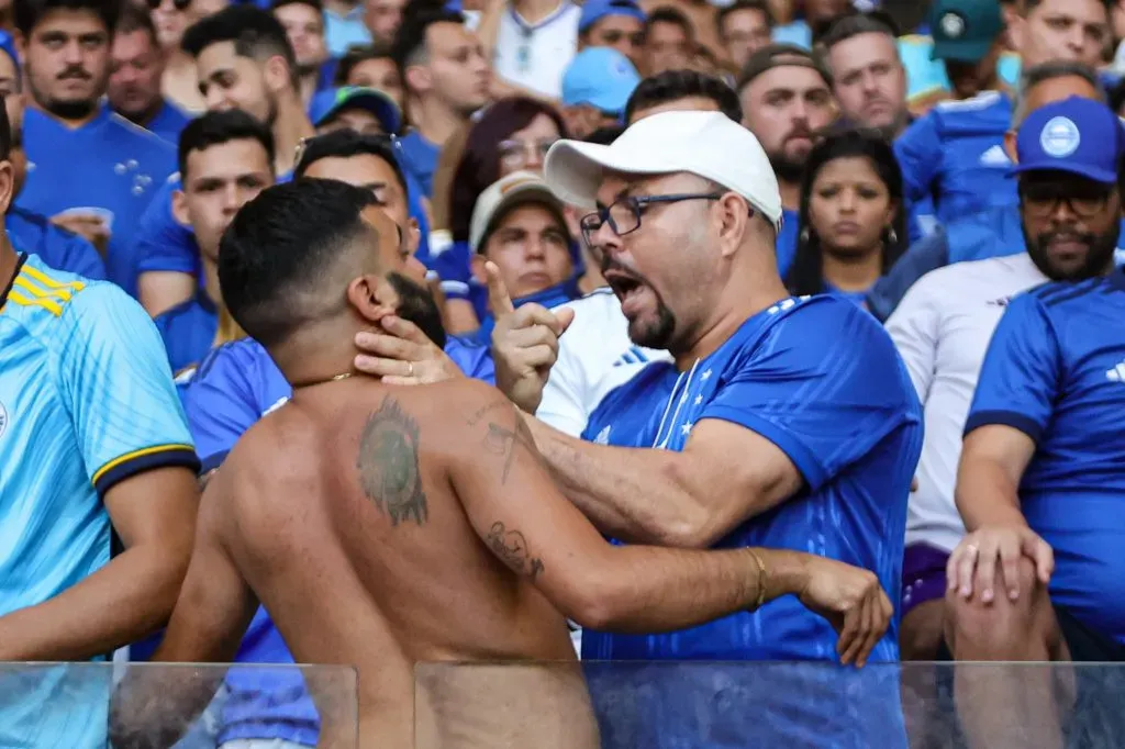 Torcida do Cruzeiro briga durante partida contra Internacional no estadio Mineirao pelo campeonato Brasileiro A 2023. Gilson Lobo/AGIF