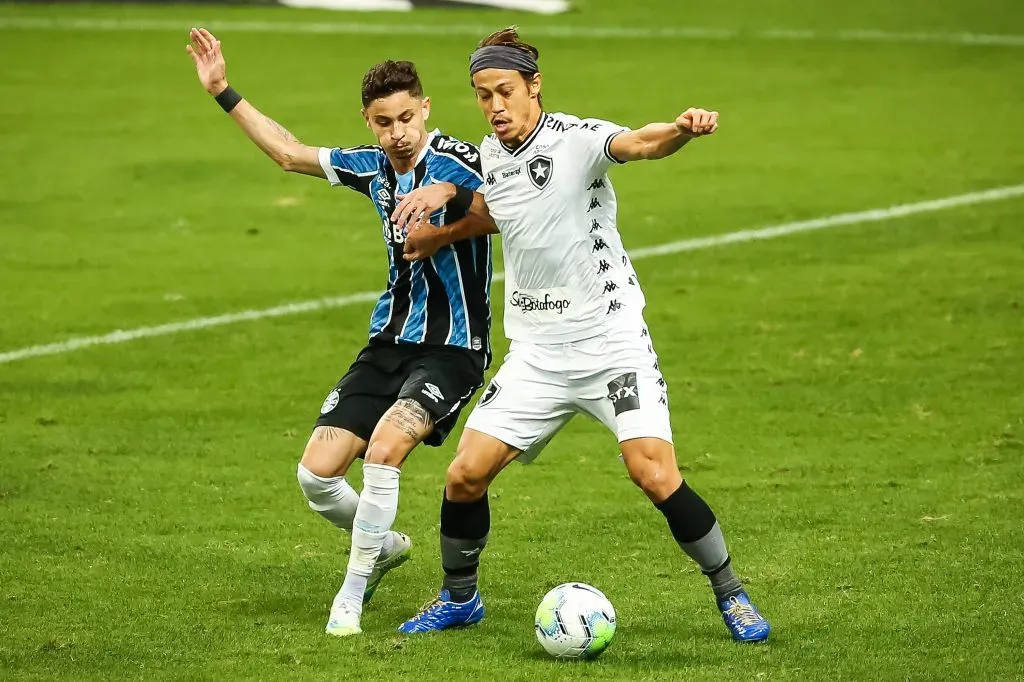 Diogo Barbosa jogador do Gremio disputa lance com Keisuke Honda jogador do Botafogo durante partida no estadio Arena do Gremio pelo campeonato Brasileiro A 2020. Pedro H. Tesch/AGIF