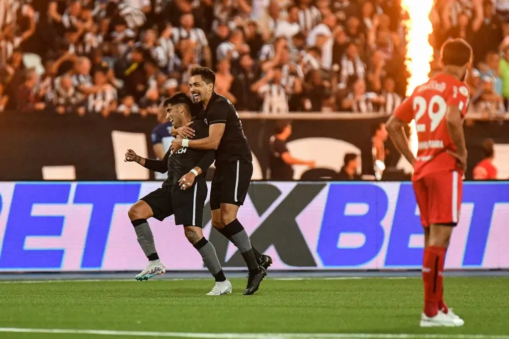 Di Placido jogador do Botafogo comemora seu gol com Eduardo jogador da sua equipe durante partida contra o Bragantino no estadio Engenhão pelo campeonato Brasileiro A 2023.  Thiago Ribeiro/AGIF