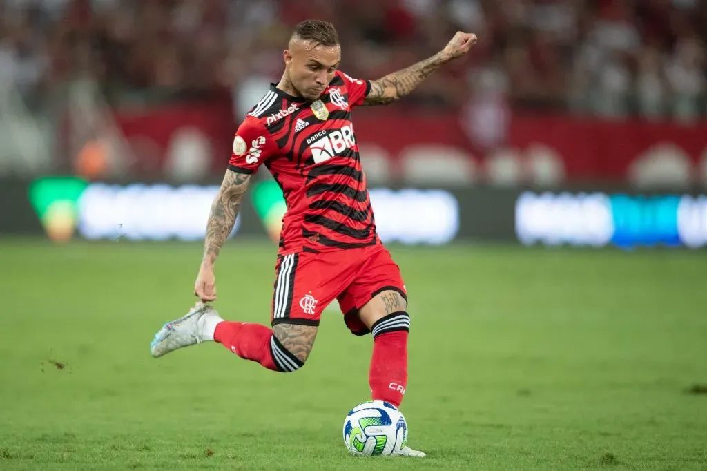 Everton Cebolinha, jogador do Flamengo, durante partida contra o Cuiabá no estádio Arena Pantanal pelo campeonato Brasileiro A 2023. Foto: Gil Gomes/AGIF