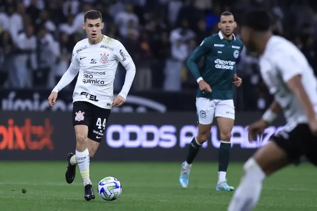 Gabriel Moscardo jogador do Corinthians durante partida contra o Goias no estadio Arena Corinthians pelo campeonato Brasileiro A 2023. Marcello Zambrana/AGIF