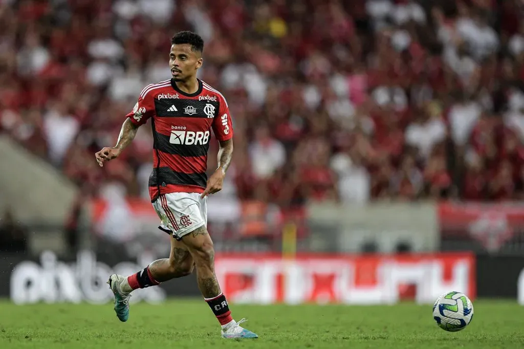 Foto: Thiago Ribeiro/AGIF – Allan recebe o apoio da torcida do Flamengo