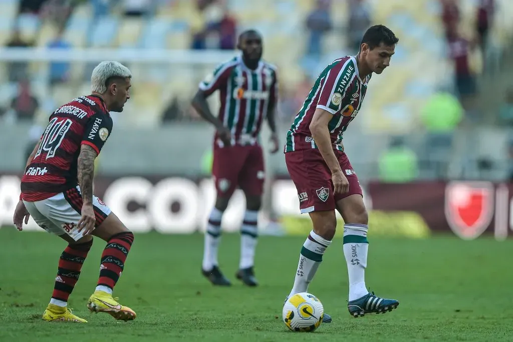 De Arrascaeta jogador do Flamengo disputa lance com PH Ganso jogador do Fluminense durante partida no estádio Maracanã pelo campeonato Brasileiro A 2022. Thiago Ribeiro/AGIF