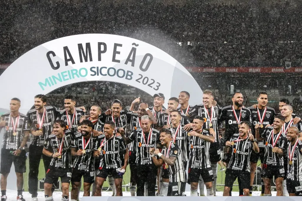 Jogadores do Atletico-MG comemoram titulo de campeao durante cerimonia de premiacao apos vitoria contra o America-MG em partida no estadio Mineirao pela decisao do campeonato Mineiro 2023.  Fernando Moreno/AGIF
