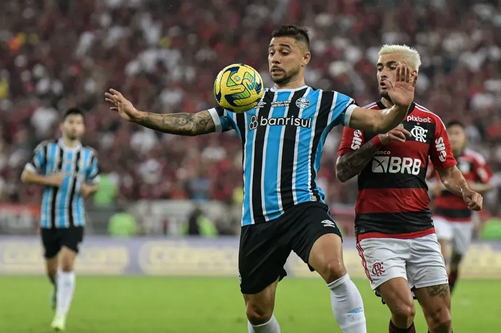 Foto: Thiago Ribeiro/AGIF – João Pedro está perto de renovação com o Grêmio