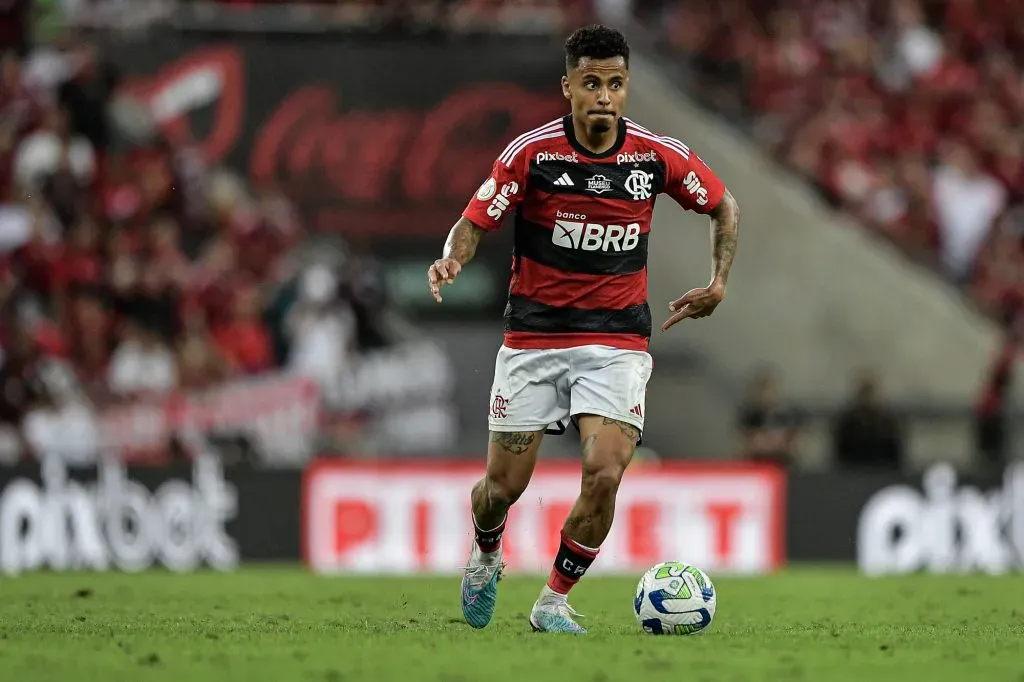 Allan jogador do Flamengo durante partida contra o America no estadio Maracana pelo campeonato Brasileiro A 2023. Foto: Thiago Ribeiro/AGIF