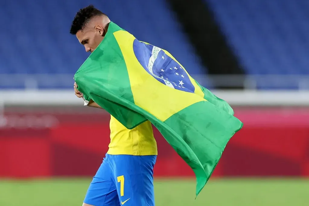 Paulinho com a bandeira da Seleção Brasileira. Foto: Alexander Hassenstein/Getty Images.