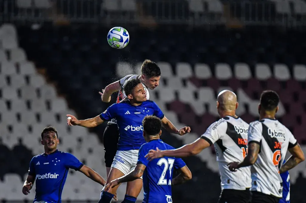 Capasso jogador do Vasco disputa lance com Bruno Rodrigues jogador do Cruzeiro durante partida no estadio Sao Januario pelo campeonato Brasileiro A 2023. Thiago Ribeiro/AGIF