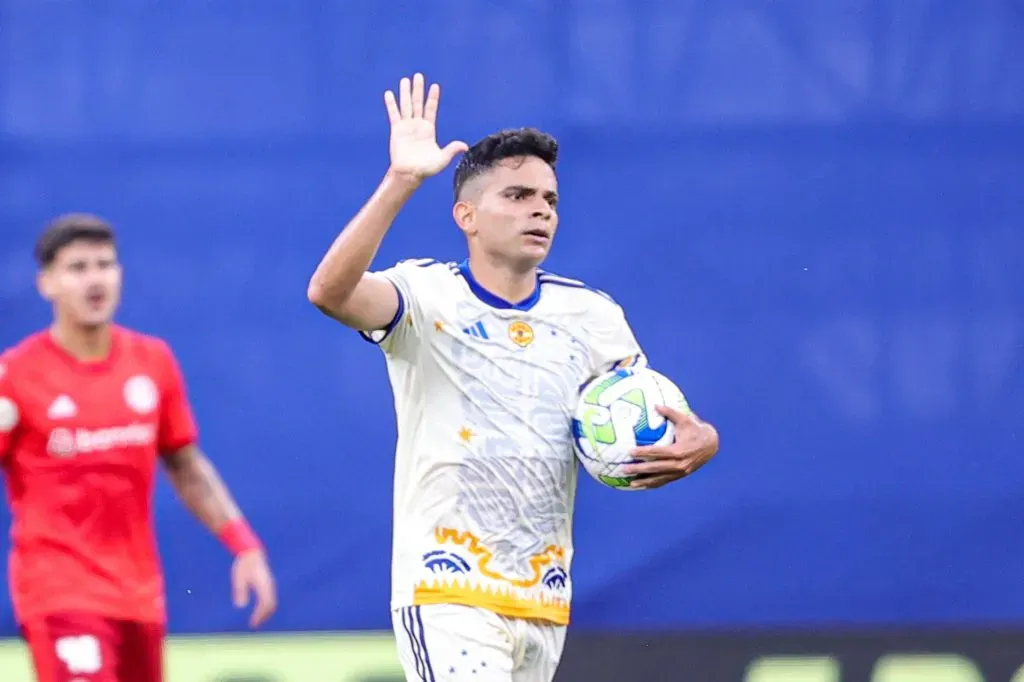 MG – BELO HORIZONTE – 05/11/2023 – BRASILEIRO A 2023, CRUZEIRO X INTERNACIONAL – Bruno Rodrigues jogador do Cruzeiro comemora seu gol durante partida contra o Internacional no estadio Mineirao pelo campeonato Brasileiro A 2023. Foto: Gilson Lobo/AGIF