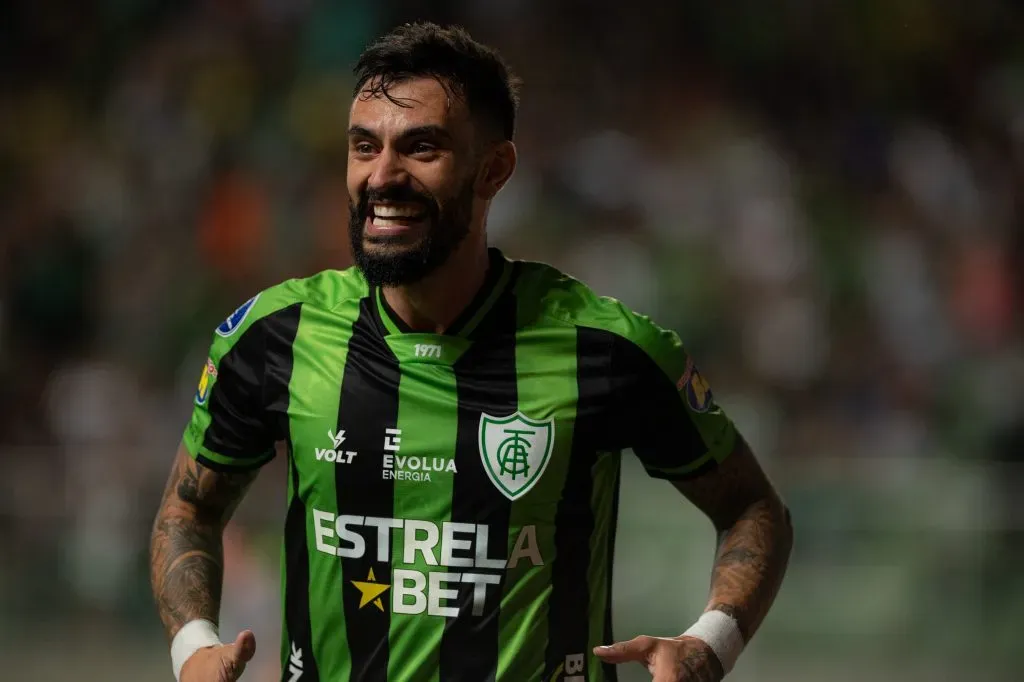 Gonzalo Mastriani, jogador do América-MG, comemora seu gol durante partida contra o Peñarol no estádio Independência pela Copa Sul-Americana 2023. Foto: Alessandra Torres/AGIF