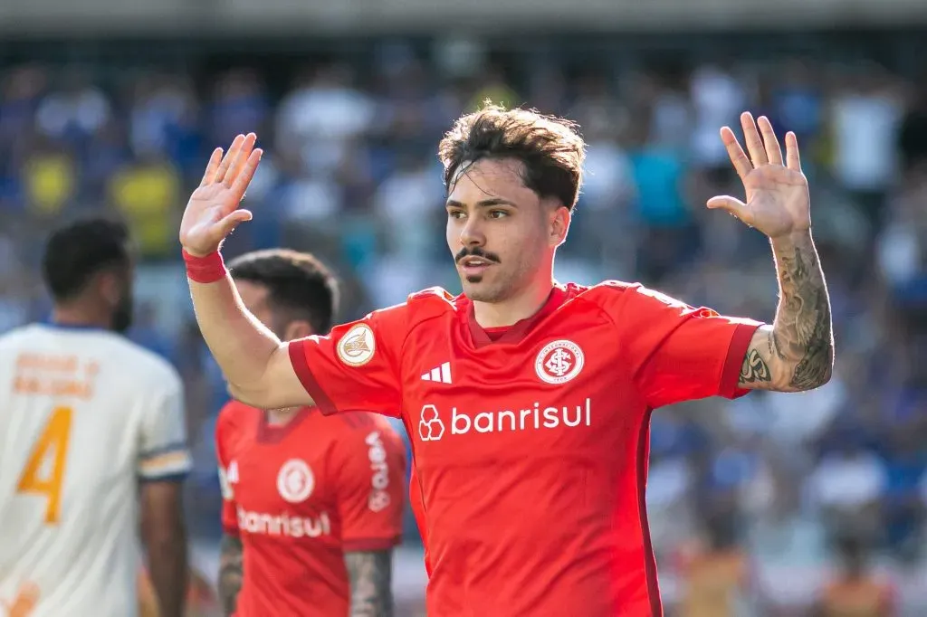 Mauricio jogador do Internacional comemora seu gol durante partida contra o Cruzeiro no estádio Mineirão pelo campeonato Brasileiro A 2023. Foto: Fernando Moreno/AGIF