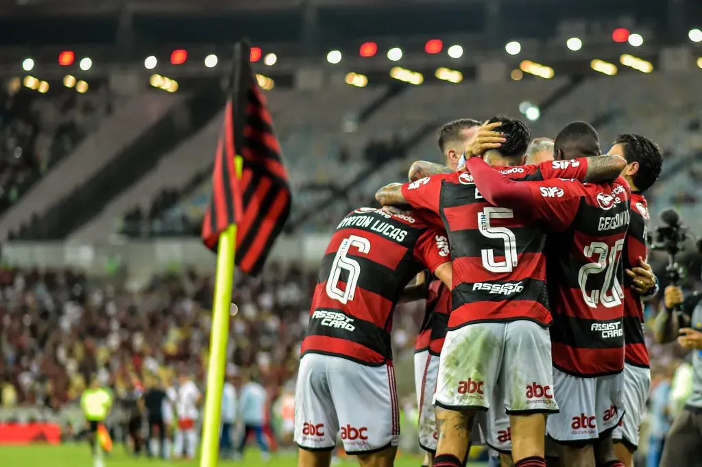 Arrascaeta jogador do Flamengo comemora seu gol com jogadores do seu time durante partida contra o Bragantino. Foto: Thiago Ribeiro/AGIF