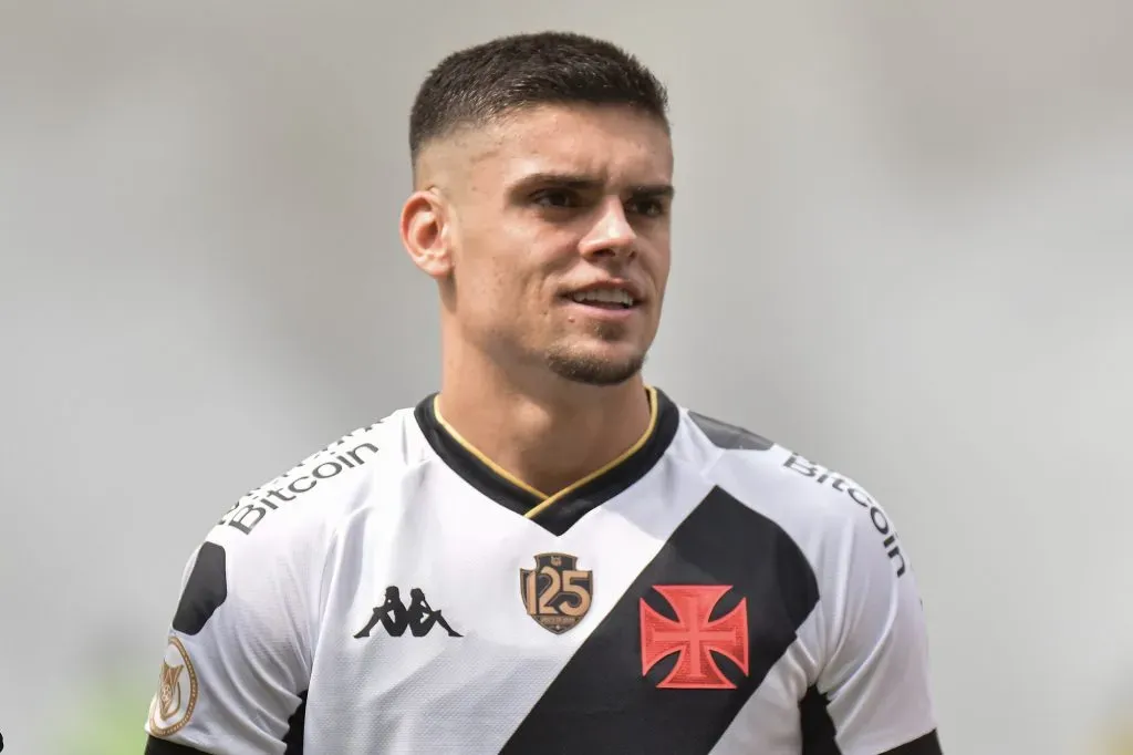 Gabriel Pec jogador do Vasco durante partida contra o Atletico-MG no estadio Maracana pelo campeonato Brasileiro A 2023. Foto: Thiago Ribeiro/AGIF